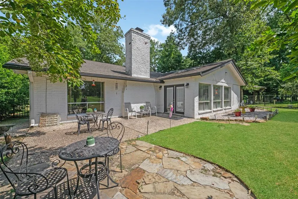 257 Point Clear Dr, Panorama Village, TX 77304 exterior